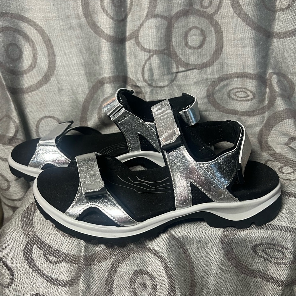 ECCO SILVER SANDALS NWOT